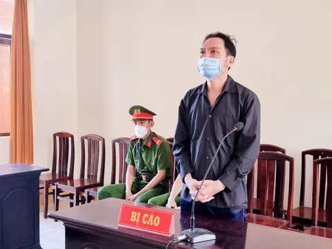 Trộn tiền giả với tiền thật chuyển vào tài khoản: 8 năm tù