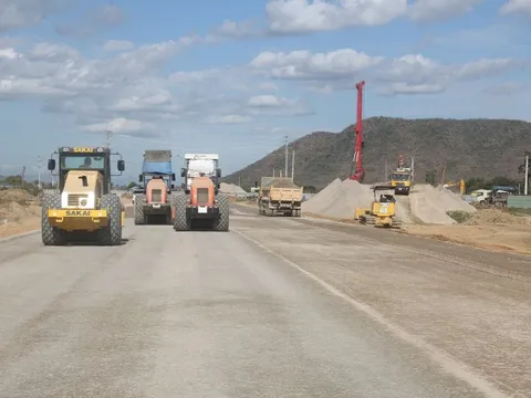 Nhiều dự án cao tốc Bắc - Nam vẫn thiếu vật liệu, nơi đổ thải