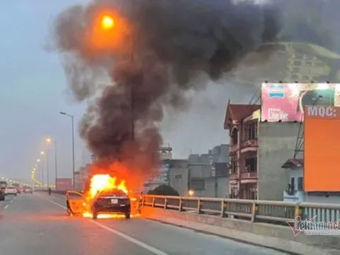 Xế hộp cháy trơ khung ở đường vành đai 3 trên cao, ùn tắc kéo dài