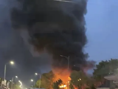 Khoảng 200 xe máy tang vật tạm giữ cháy rụi ở kho của công an huyện