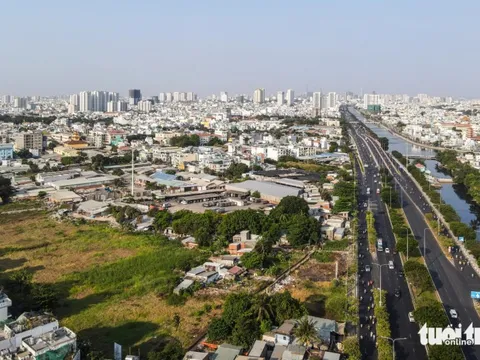 Dự án treo 20 năm ở quận 6, dân sống cảnh ô nhiễm, tường nhà xuống cấp không thể xây mới