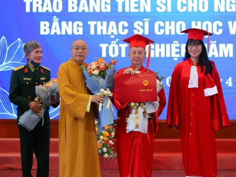 Xôn xao bằng tiến sĩ của thượng tọa Thích Chân Quang được cấp trong 2 năm, nhà trường nói gì?