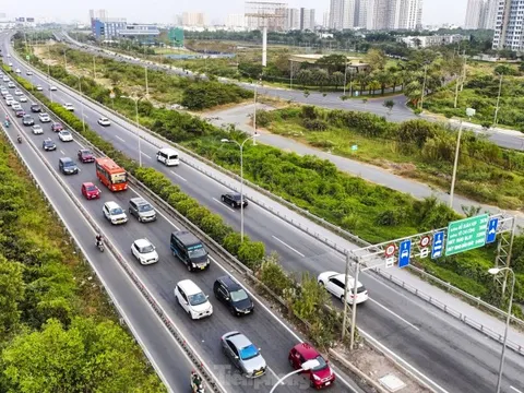 Dòng xe nối đuôi nhau ở cửa ngõ phía Đông TPHCM chiều mùng 4 Tết