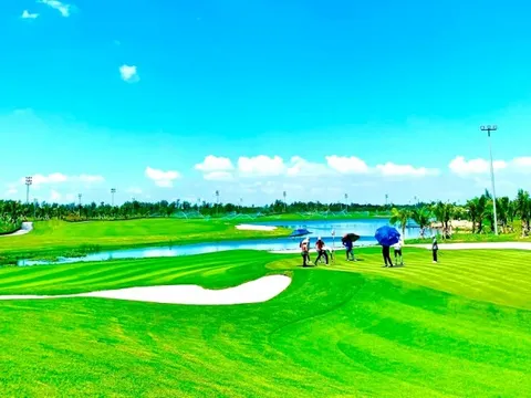 Loạn sân golf ở tỉnh nghèo