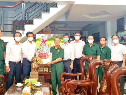 Quận 12, thăm và tặng quà Mẹ  Việt Anh hùng, cựu chiến binh nhân kỷ niệm 47 năm ngày Giải Phóng miền Nam